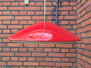 Rød retrolampe med lækkert design