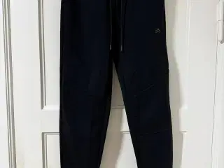 Sorte sweatpants med detaljer – komfort & stil