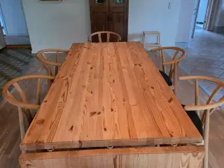 Spisebord i massivt træ