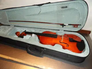 Violin i violinkasse,  Pæn og ikke slidt tilstand.