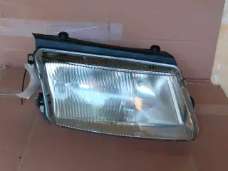 Forlygte venstre VW Passat 3B - Hella