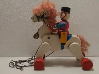 Træhest med bevægelig garder ved træk.1950´erne