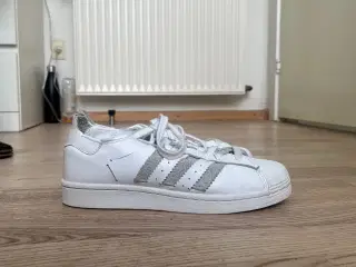 Hvide Adidas sko med grå striber i ruskind