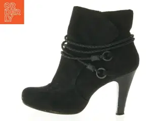 Sort ankelstøvler med høj hæl fra Tamaris (str. 40 )