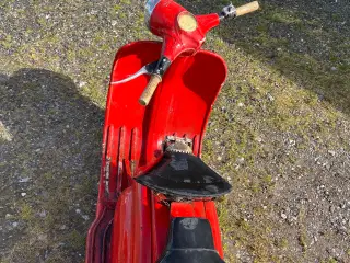 Rød Lambretta scouter 