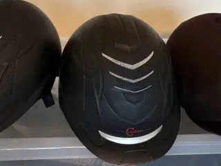 Ridehjelme og udstyr sælges