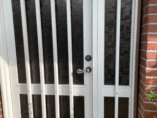 Facadedør i træ