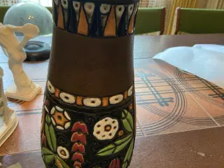 Vase. Meget gammel og fin