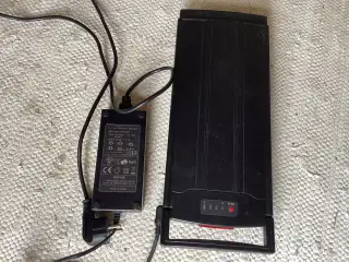 1 stk. Batteri med oplader til El cykel Defekt.