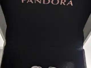 Smukke og elegante Pandora øreringe i sølv ☺️