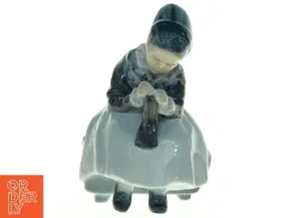 Porcelænsfigur af strikkende Amager Pige fra Royal Copenhagen (str. 14 x 10 cm)