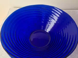 Koboltblå skål I presset glas fra Holmegaard 