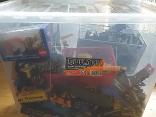Kasse med legetøjsbiler og fly