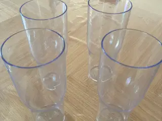 16 stk. Campingglas i plast.
