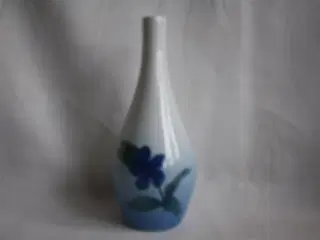 Vase med blå blomst fra Bing og Grøndahl