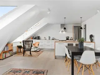 Fuldt møbleret lejlighed øverst i ejendommen, København K, København