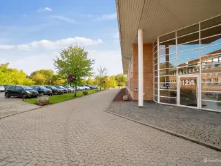 Attraktive lyse kontorfaciliteter på eftertragtet placering i Hillerød