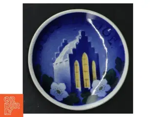 Porcelænsplatte med kirkemotiv (str. Ø 8 cm)