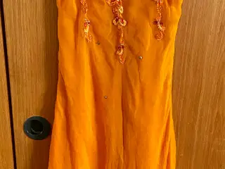 Fin broderet orangefarvet kjole