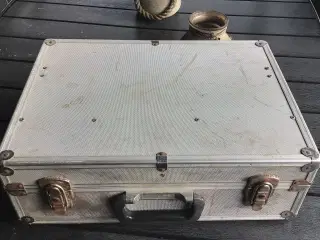 Kuffert med en masse fiskeustyr 