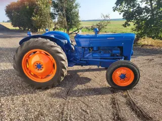 Veteran traktor - Fordson Super Dexta