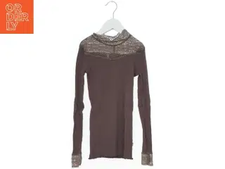 Langærmet bluse med blonde detaljer fra Pomp de Lux (str. 152)