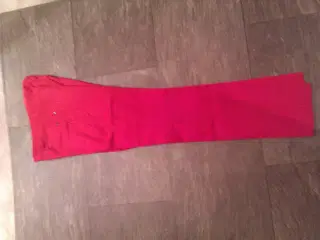 Knaldrøde jeans til dreng. 