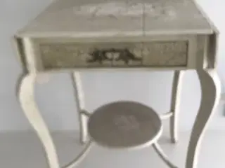 Antik bord i fyr