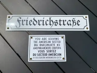 Emaljeskilte fra Checkpoint Charlie, Berlin