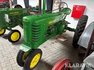 Veteran traktor John Deere B