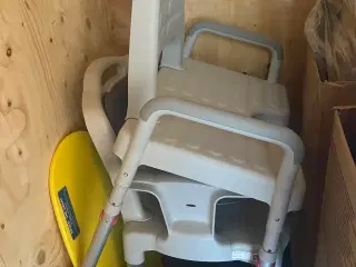 Toiletstol og Badestol  begge 800 kr ny pris 2000
