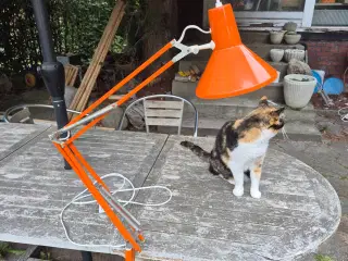 Solid orange arkitektlampe i klassisk dansk design