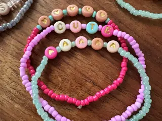 Hjemmelavet armbånd med tekst på 