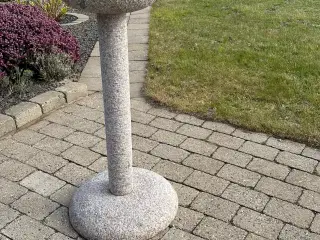 Fuglefoderhus i granit sælges