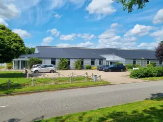 Lagerbygning med porte og ramper udlejes