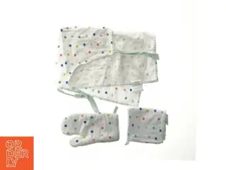 Sæt med forklæde, viskestykke og handske fra Søstrene Grene (str. Forklæde. 49. x. 45. cm. viskestykke. 44. x. 25. cm. handske. 20