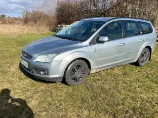 Ford Focus 1,6 Ghia st car