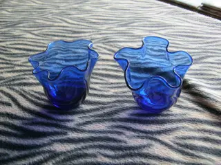 blå glas lysestager