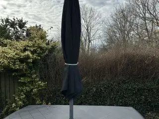 Helt sæt. Havebord, 6 stole og hynder, parasol