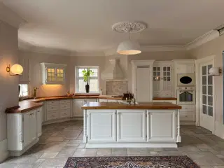 Eksklusivt snedkerkøkken med ø – massivtræ & SMEG