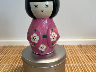 Sød Kokeshi-inspireret sparebøsse i pink kimono