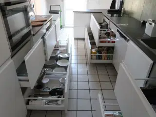Tøm køkken for indhold + tøm spisestue