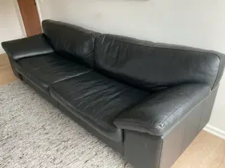 Sort skind sofa