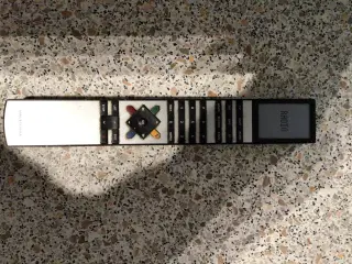 B&O radio med vægbeslag