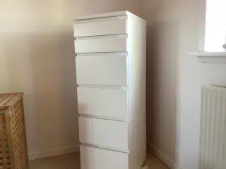 Høj kommode med spejl i toppen 