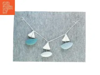 Strikket pynt til barnevogn el. lign. (str. 70 x 12 cm)