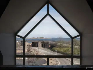 Store vinduer. som giver masser af naturligt lys