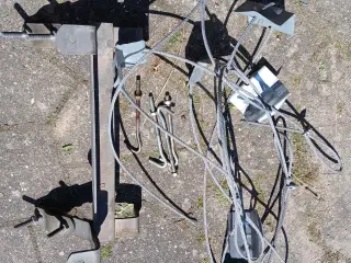 Antennebeslag til montering på skorsten 