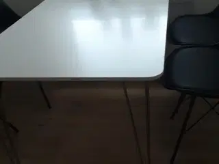 Køkkenbord og 4 stole 