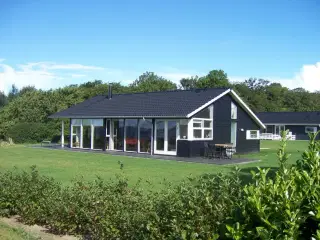 Nyt og lyst sommerhus til 8 personer ved Heln�s Bugt, Fyn med panoramaudsigt til havet